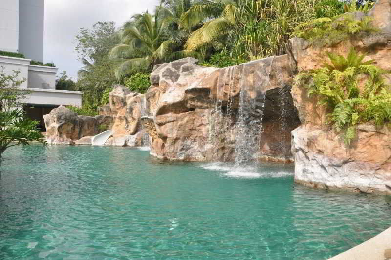 Royale Chulan Seremban Exterior foto The rock pool at the resort